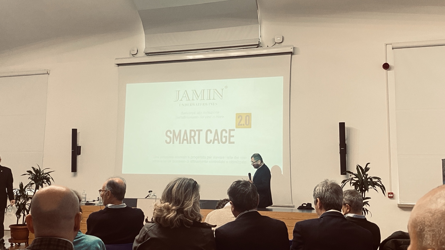Il convegno a Milano, con la presentazione Smart Cage 2.0 sullo schermo
