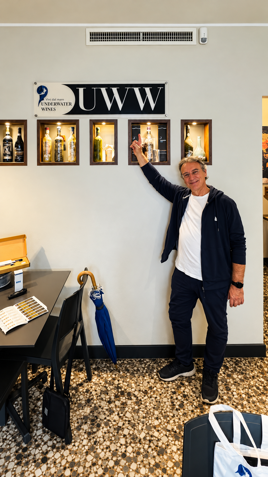 Marco Starace davanti all’esposizione Underwater Wines durante il percorso in Liguria