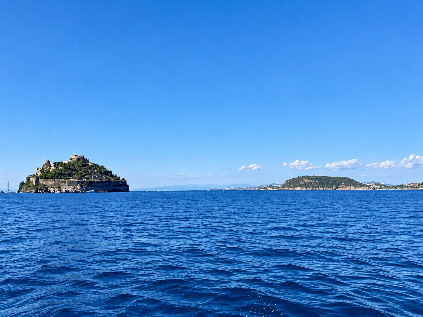 Il mare di Ischia con il Castello Aragonese all’orizzonte